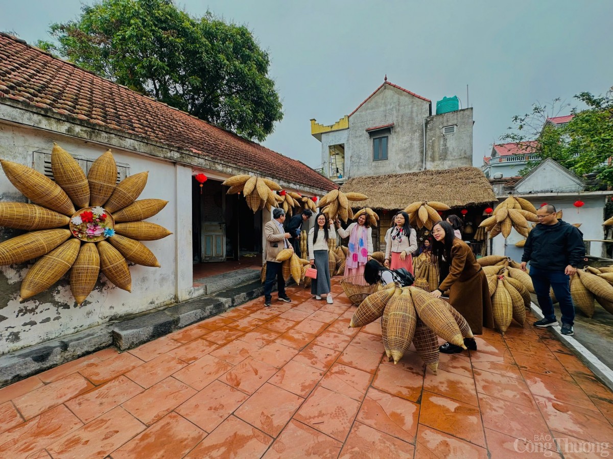 Nhiều du khách trải nghiệm làm nghề đan đó Nhiều du khách trải nghiệm làm nghề đan đó