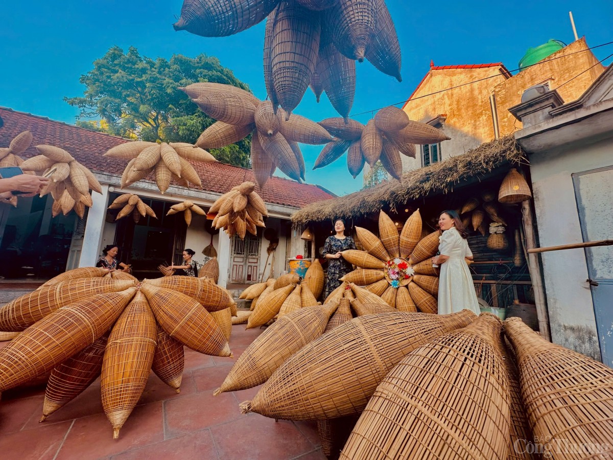 Hàng năm đón hàng trăm lượt khách về trải nghiệm các hoạt động làm nghề Hàng năm đón hàng trăm lượt khách về trải nghiệm các hoạt động làm nghề