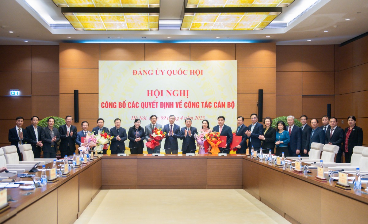 Phó Bí thư chuyên trách Đảng ủy Quốc hội Vũ Hải Hà và các đồng chí trong Ban Thường vụ Đảng ủy Quốc hội trao quyết định và tặng hoa chúc mừng các đồng chí được phân công điều động, bổ nhiệm Phó Bí thư chuyên trách Đảng ủy Quốc hội Vũ Hải Hà và các đồng chí trong Ban Thường vụ Đảng ủy Quốc hội trao quyết định và tặng hoa chúc mừng các đồng chí được phân công điều động, bổ nhiệm
