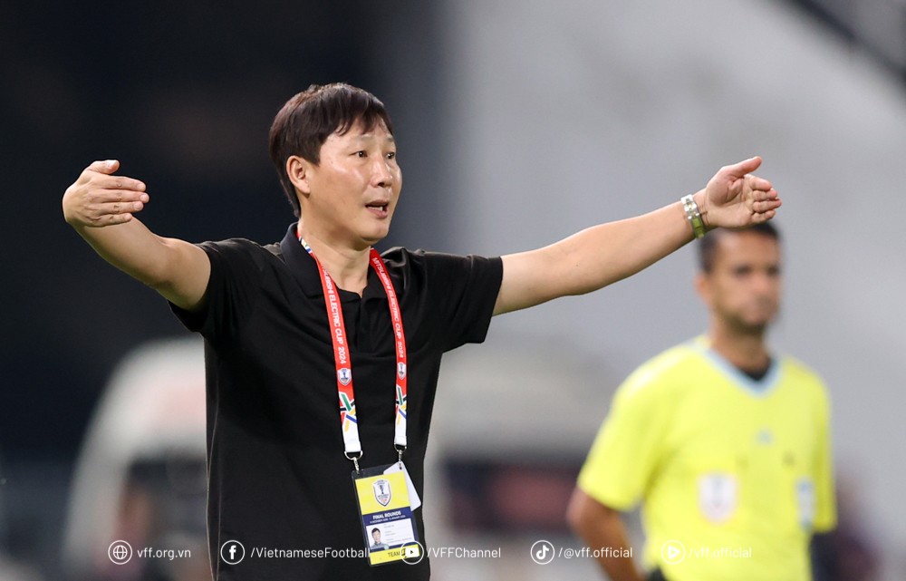 HLV Kim Sang-sik (ĐTVN) dẫn dắt ĐT “Các ngôi sao Đông Nam Á” thi đấu với CLB Manchester United HLV Kim Sang-sik (ĐTVN) dẫn dắt ĐT “Các ngôi sao Đông Nam Á” thi đấu với CLB Manchester United