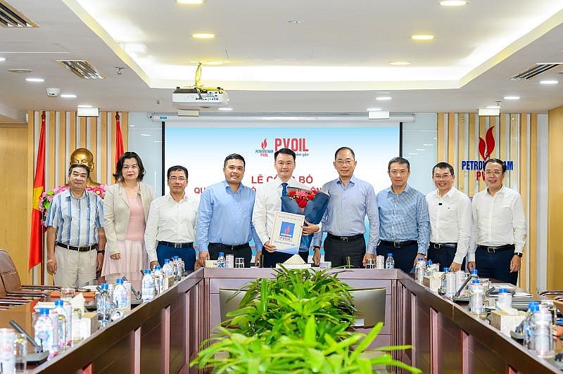 Ban Lãnh đạo PVOIL chúc mừng ông Lê Trung Hưng – Phó Tổng Giám đốc PVOIL