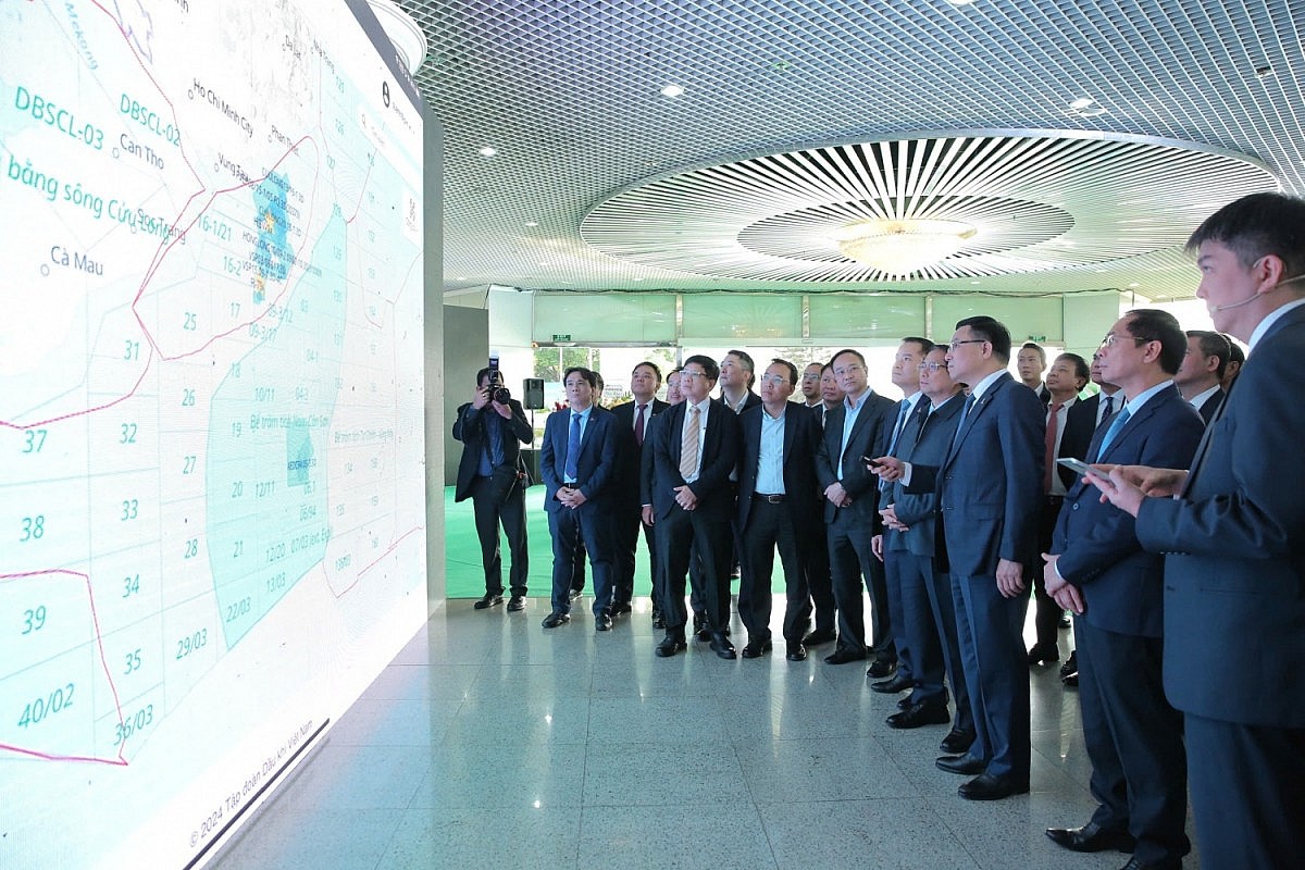 Thủ tướng Phạm Minh Chính nghe lãnh đạo Petrovietnam giới thiệu về các đổi mới trong hoạt động, ứng dụng khoa học công nghệ của Tập đoàn. Thủ tướng Phạm Minh Chính nghe lãnh đạo Petrovietnam giới thiệu về các đổi mới trong hoạt động, ứng dụng khoa học công nghệ của Tập đoàn.