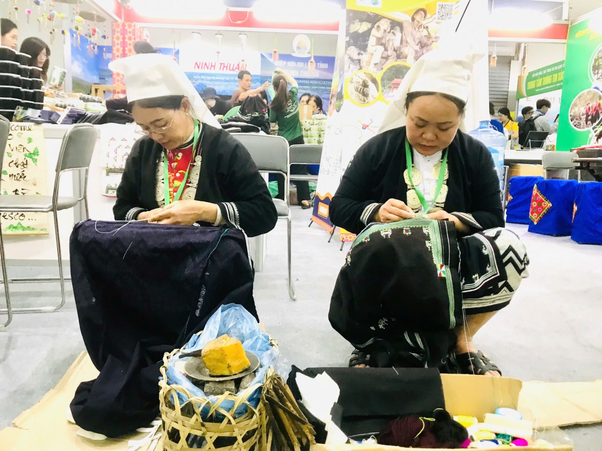 Trình diễn thêu, in hoa văn bằng sáp ong Trình diễn thêu, in hoa văn bằng sáp ong