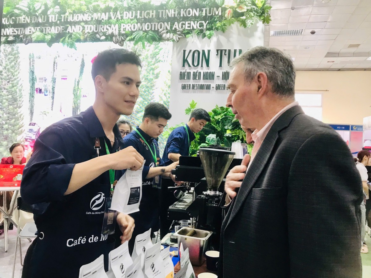 Khách nước ngoài tìm hiểu cà phê Măng Đen, Kon Tum Khách nước ngoài tìm hiểu cà phê Măng Đen, Kon Tum