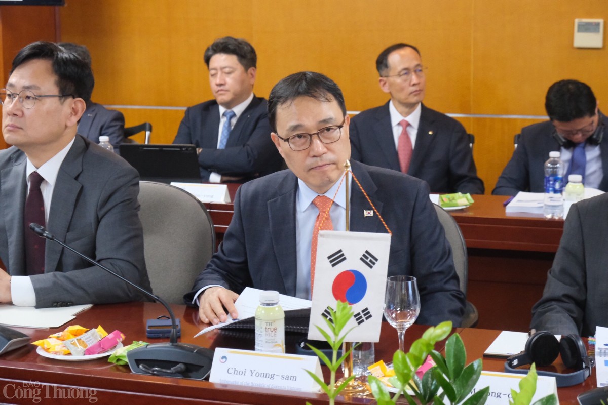 Đại sứ Đặc mệnh Toàn quyền Hàn Quốc Choi Youngsam tham dự cuộc họp. 