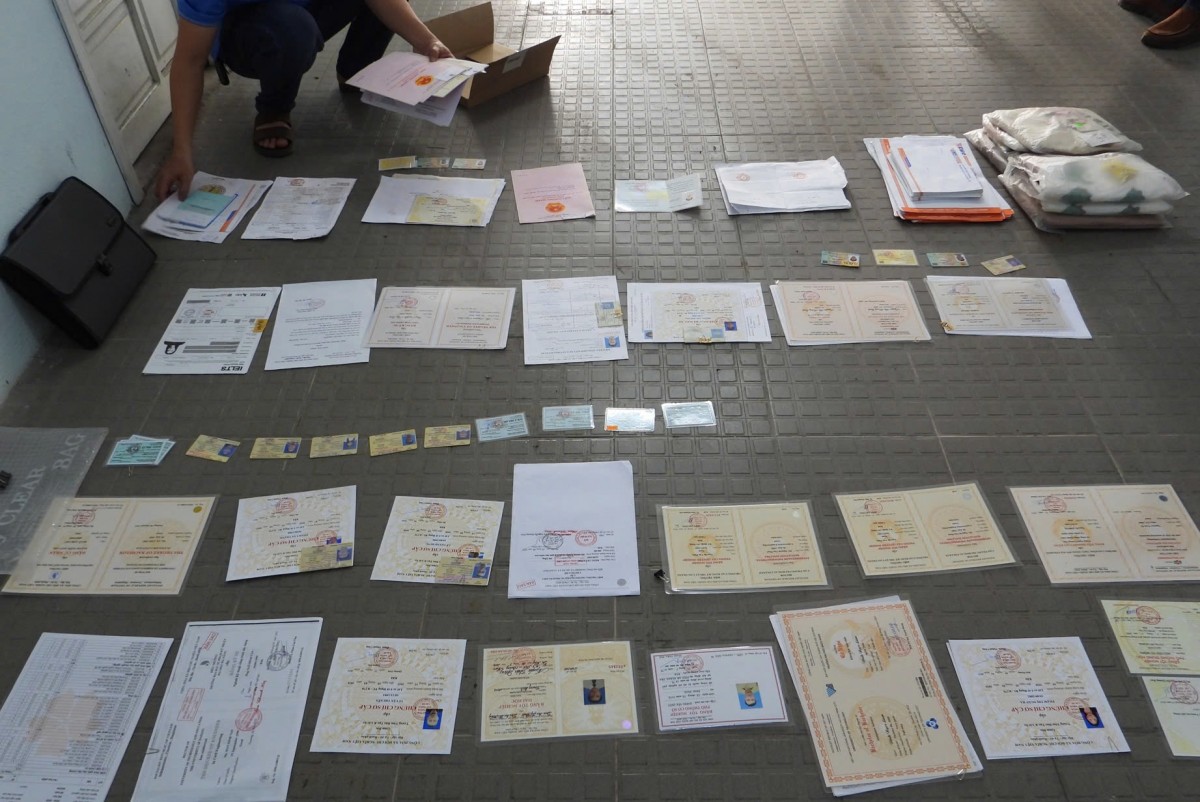 Các tài liệu, văn bản, giấy tờ giả bị thu giữ Các tài liệu, văn bản, giấy tờ giả bị thu giữ