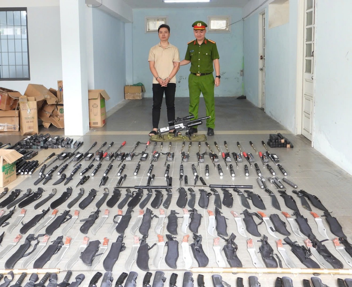 Đối tượng Huỳnh Trọng Hiệp cùng các tang vật là vũ khí thô sơ Đối tượng Huỳnh Trọng Hiệp cùng các tang vật là vũ khí thô sơ