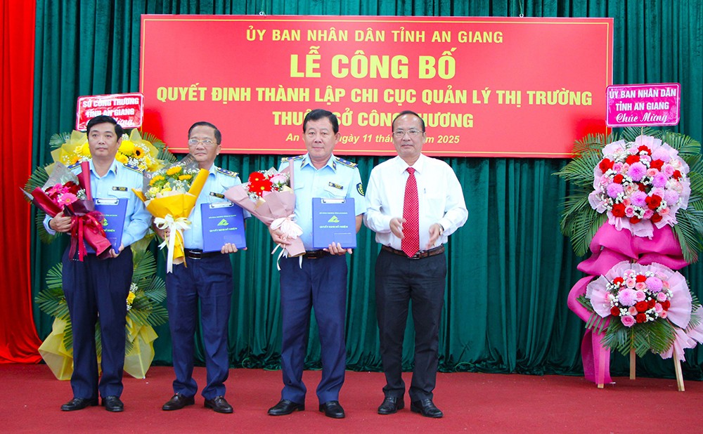 Giám đốc Sở Công Thương An Giang Nguyễn Minh Hùng trao quyết định tiếp nhận và bổ nhiệm Chi cục trưởng và các Phó Chi cục trưởng Chi cục Quản lý thị trường Giám đốc Sở Công Thương An Giang Nguyễn Minh Hùng trao quyết định tiếp nhận và bổ nhiệm Chi cục trưởng và các Phó Chi cục trưởng Chi cục Quản lý thị trường