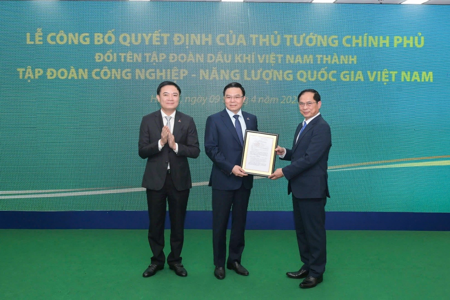 Từ tháp đôi Petronas Malaysia Từ tháp đôi Petronas Malaysia nghĩ về quốc huy năng lượng Bài 2: Lời Bác dặn và cuộc trường chinh mới - 4