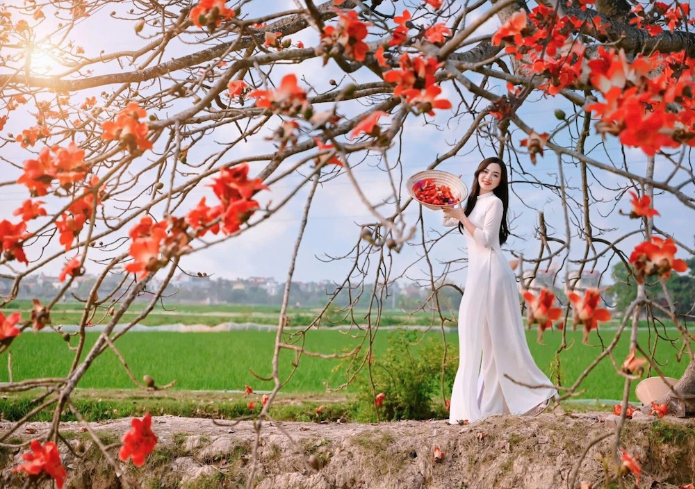 Du khách chụp ảnh tại con đường hoa gạo hồi tháng 3. Ảnh: Thuy Ja