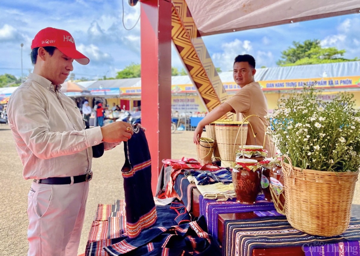 Tăng tốc giao thương qua phiên chợ biên giới Gia Lai - Ratanakiri
