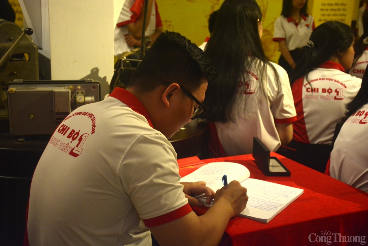 Cùng người trẻ 'theo dấu Biệt động Sài Gòn' Cùng người trẻ 'theo dấu Biệt động Sài Gòn'