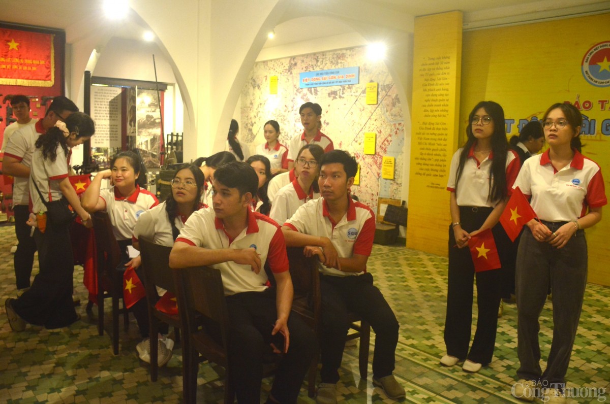 Cùng người trẻ 'theo dấu Biệt động Sài Gòn' Cùng người trẻ 'theo dấu Biệt động Sài Gòn'