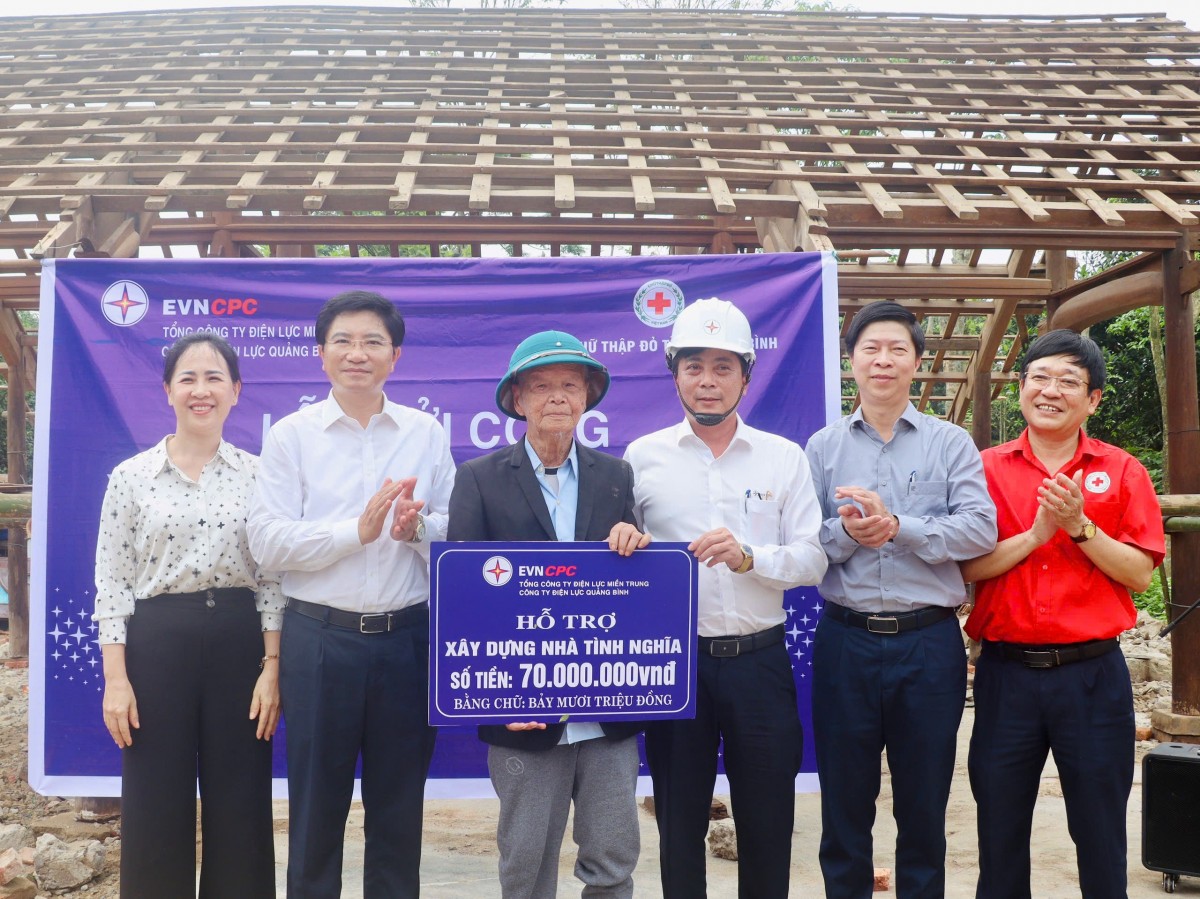 undefined Trao quà cho hộ gia đình chính sách (Ảnh: PC Quảng Bình)