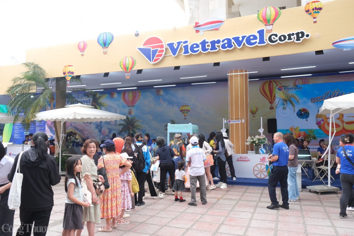 Du khách xếp hàng dài săn tour giá rẻ từ sáng sớm. Ảnh: Lê An Du khách xếp hàng dài săn tour giá rẻ từ sáng sớm. Ảnh: Lê An