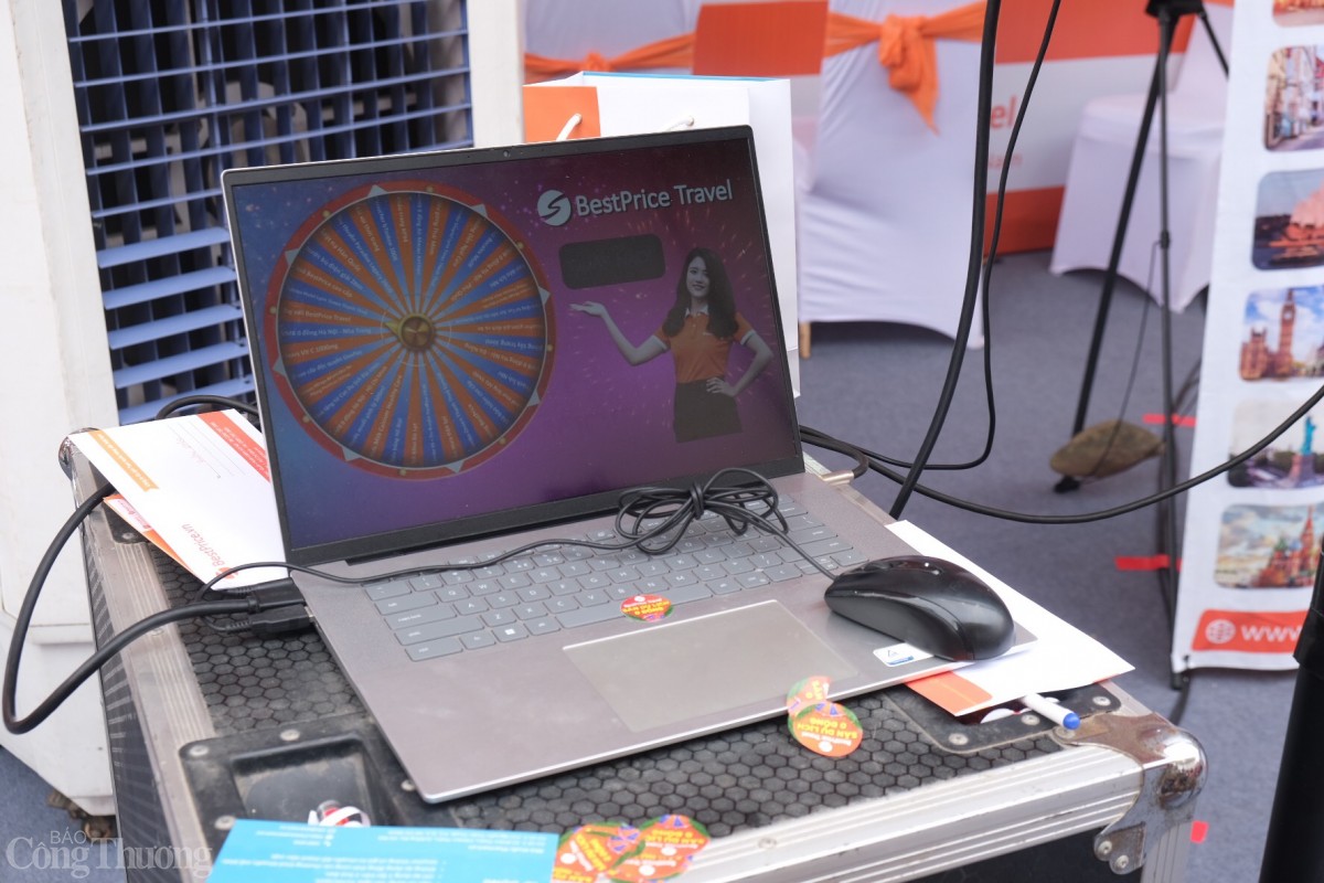 Chương trình Vòng quay may mắn thu hút thu khách. Ảnh: Lê An Chương trình Vòng quay may mắn thu hút thu khách. Ảnh: Lê An