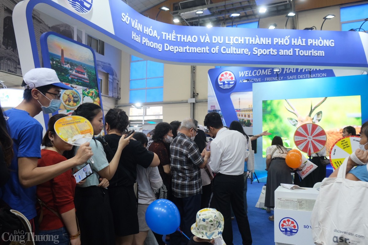 Du kháhc quan tâm tới các chương trình du lịch tại Hải Phòng. Ảnh: Lê An Du kháhc quan tâm tới các chương trình du lịch tại Hải Phòng. Ảnh: Lê An