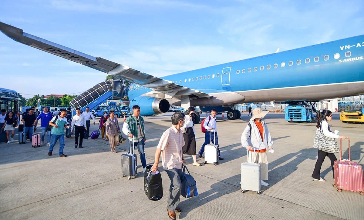 Nhiều chặng bay kín chỗ, vé phổ thông khứ hồi không còn. Ảnh: Q.Định
