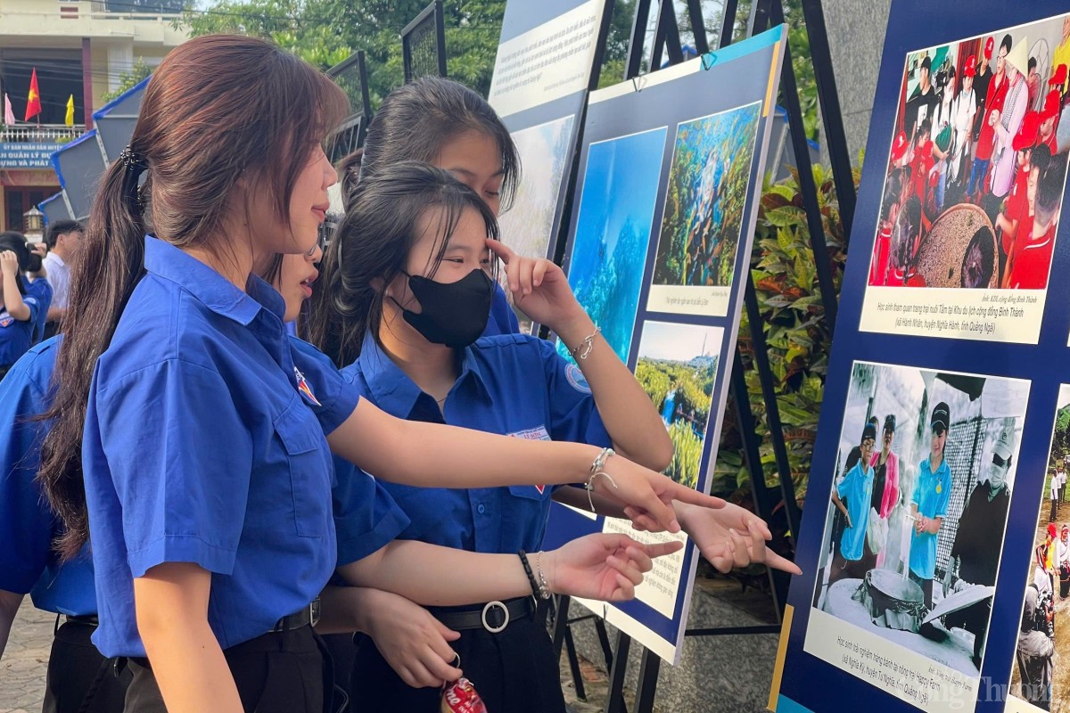 Triển lãm thu hút nhiều học sinh đến tham quan và thưởng lãm