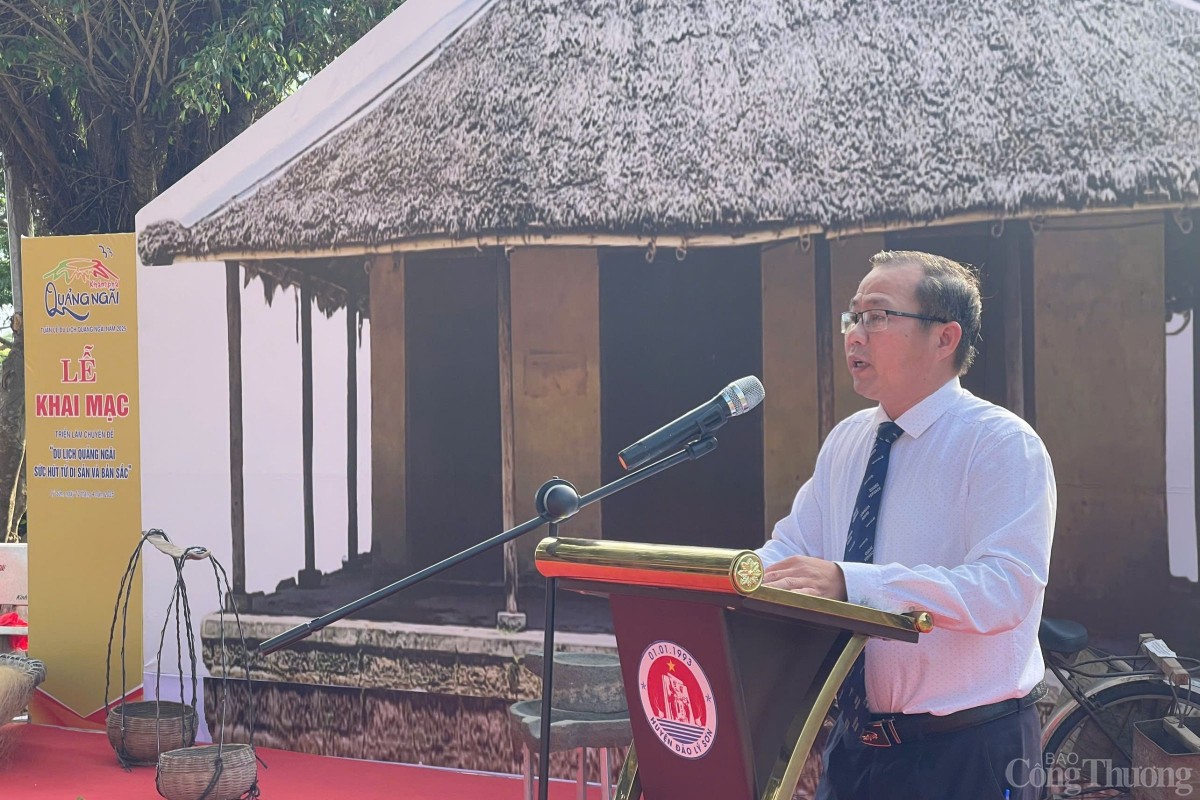 Ông Nguyễn Văn Thành, Phó Giám đốc Sở Văn hóa – Thể thao và Du lịch tỉnh Quảng Ngãi phát biểu khai mạc triển lãm