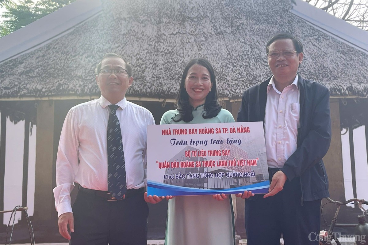 Dịp này, Nhà trưng bày Hoàng Sa Thành phố Đà Nẵng tặng bộ tư liệu trưng bày về chủ quyền biển đảo cho Bảo tàng tổng hợp tỉnh Quảng Ngãi