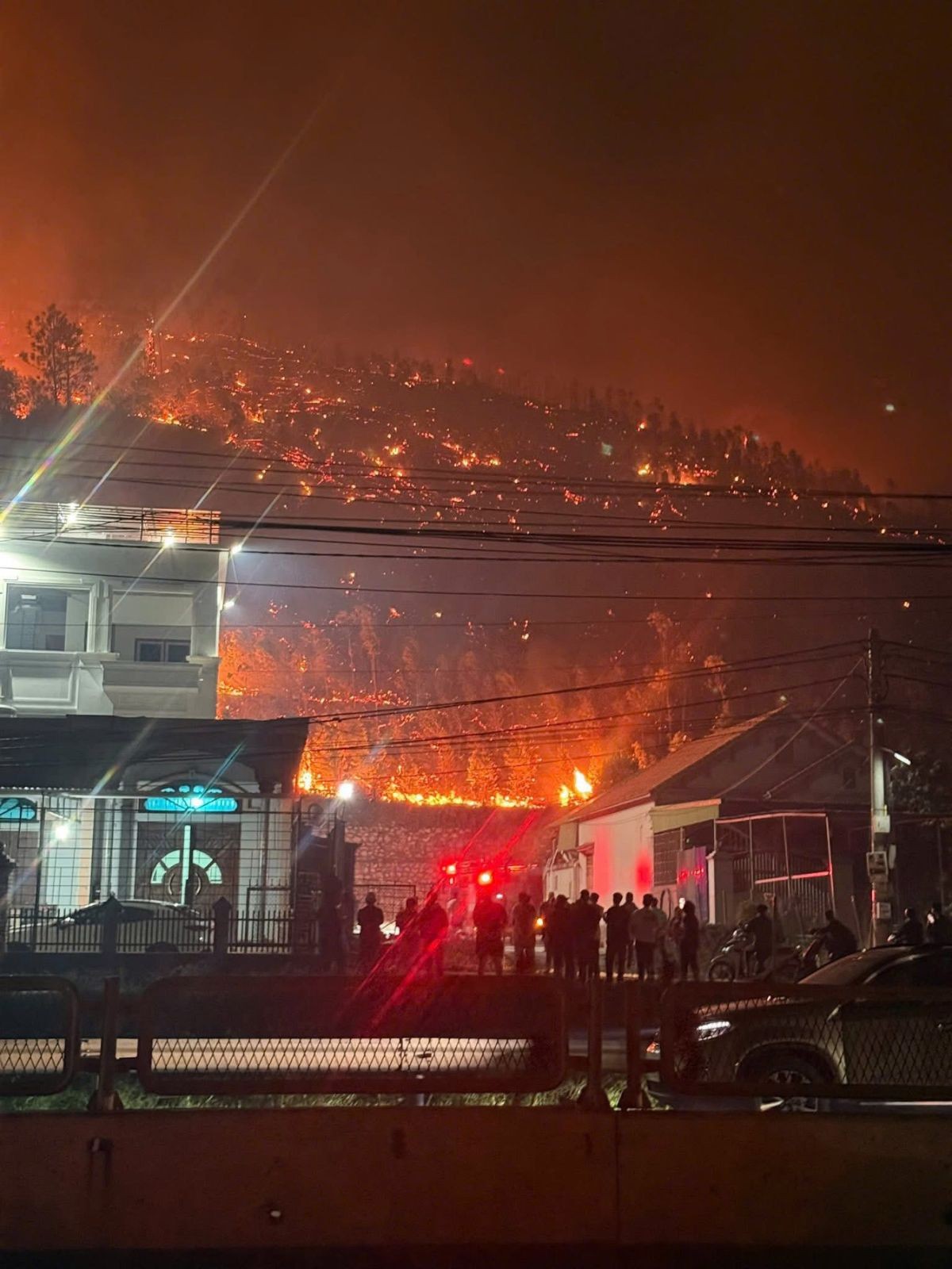 Rừng Bình Liêu bốc cháy dữ dội: Hơn 200 người căng mình dập lửa Rừng Bình Liêu bốc cháy dữ dội: Hơn 200 người căng mình dập lửa