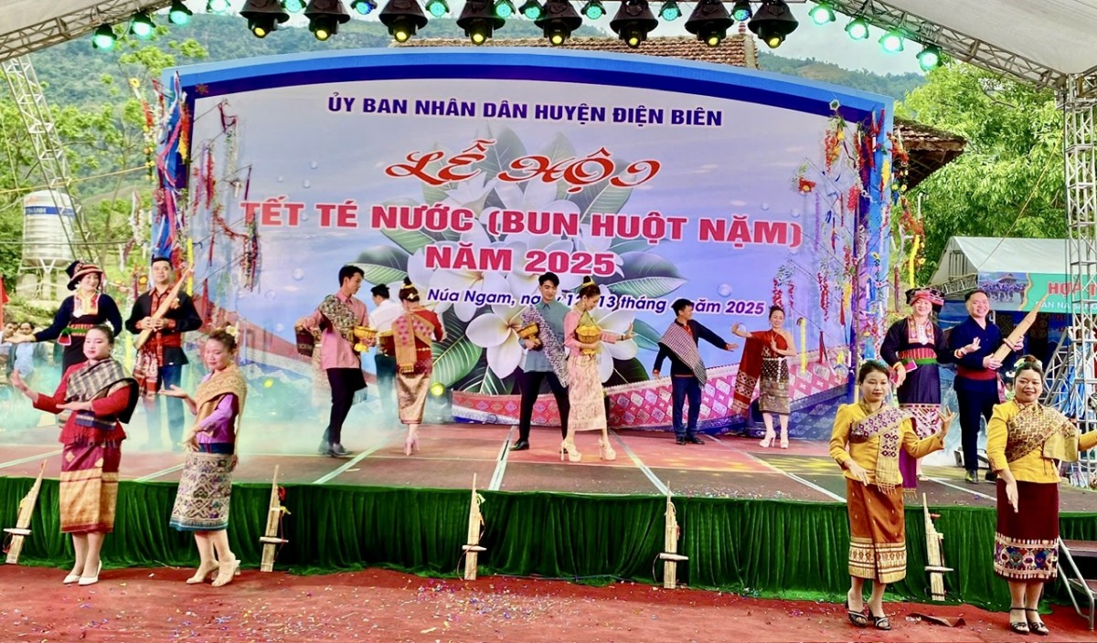 Điện Biên: Hàng trăm người dân, du khách dự lễ hội Ténước