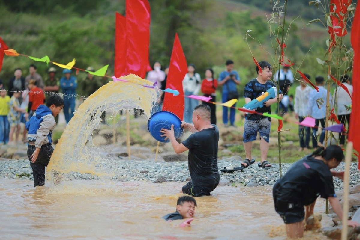 Điện Biên: Hàng trăm người dân, du khách dự lễ hội Ténước