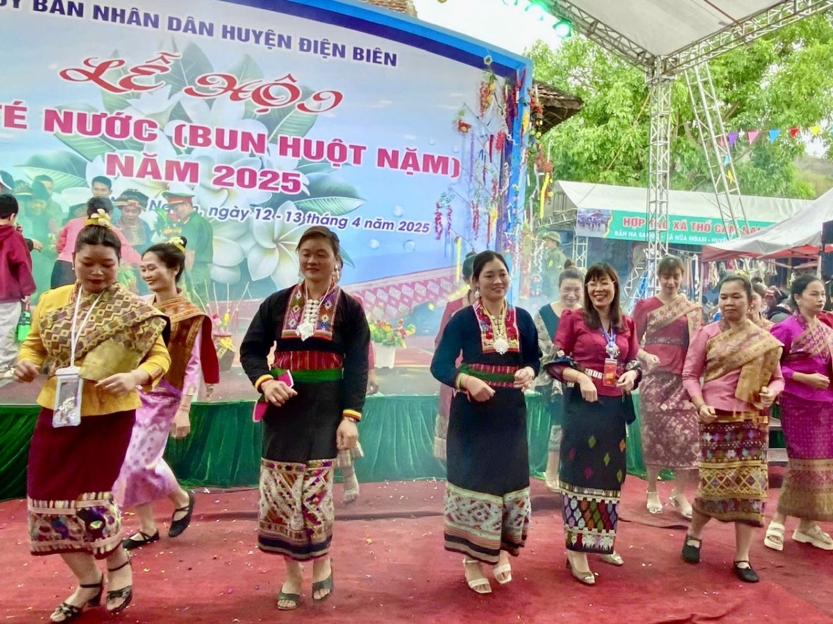 Điện Biên: Hàng trăm người dân, du khách dự lễ hội Ténước