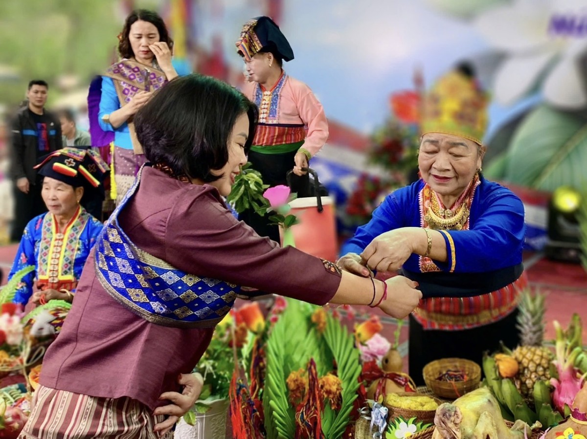 Điện Biên: Hàng trăm người dân, du khách dự lễ hội Ténước