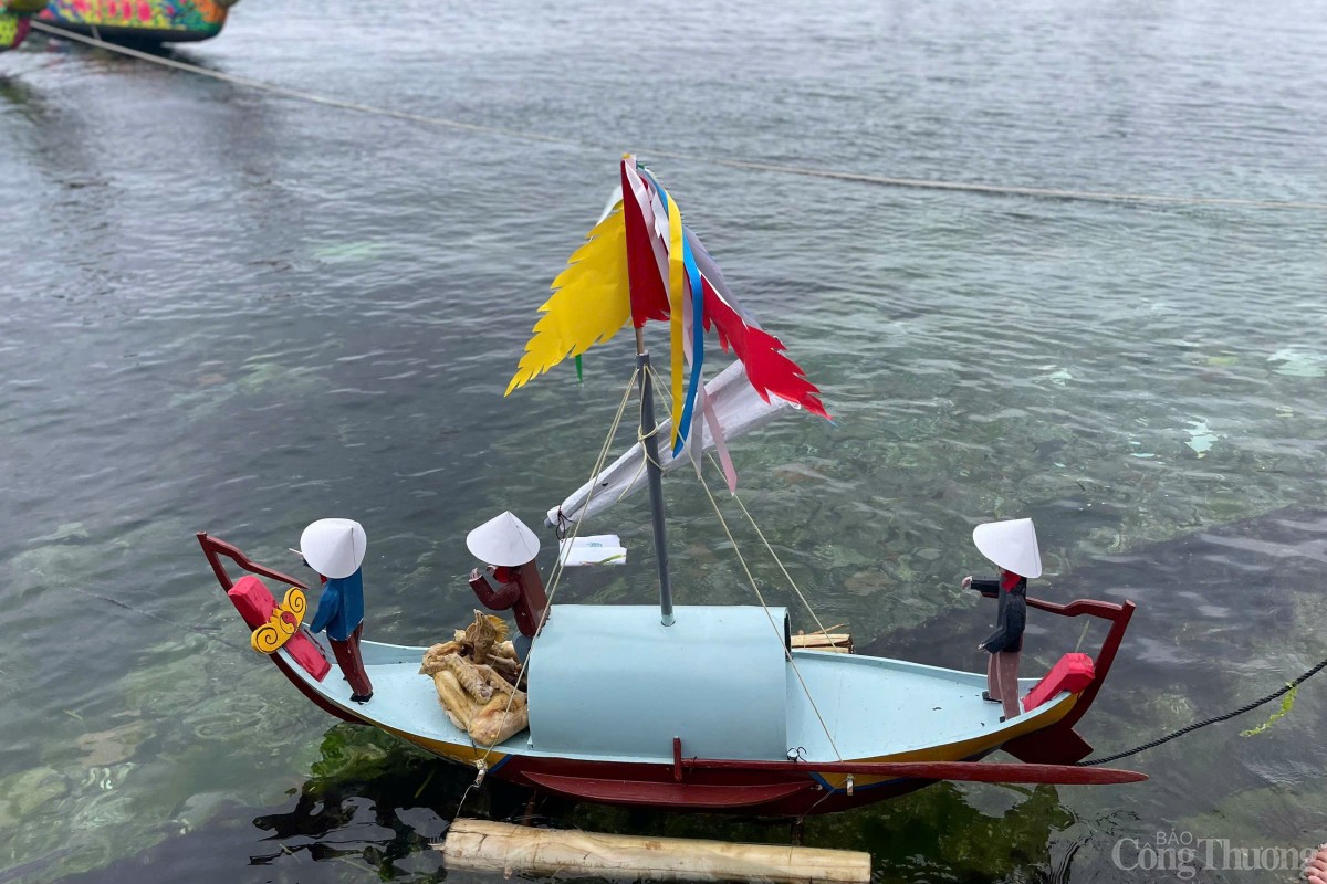 Mô hình thuyền câu là biểu tượng của những đội thuyền Hải đội Hoàng Sa, ngày đêm ra khơi bảo vệ chủ quyền biển đảo