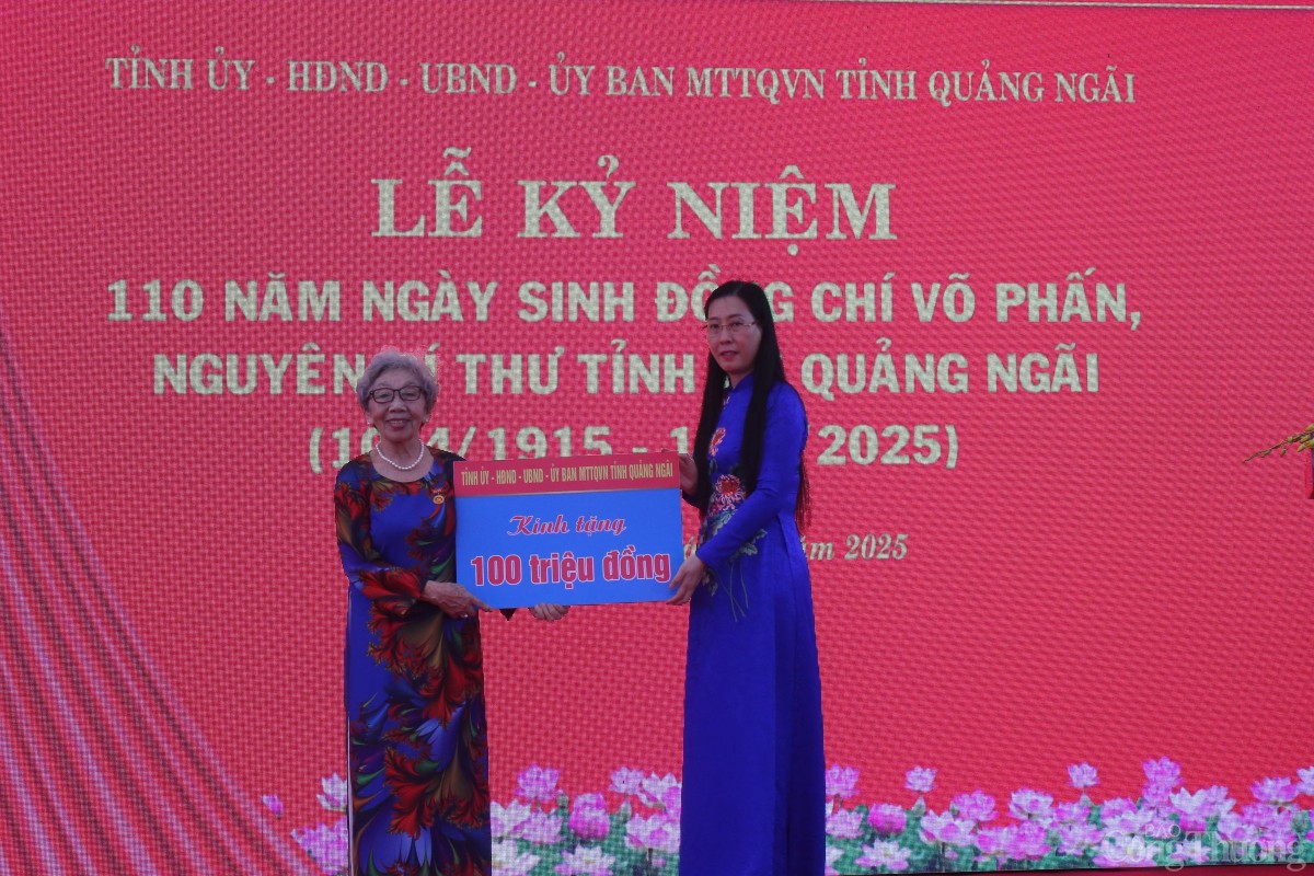 Tỉnh Quảng Ngãi trao tặng quà gia đình đồng chí Võ Phấn Tỉnh Quảng Ngãi trao tặng quà gia đình đồng chí Võ Phấn