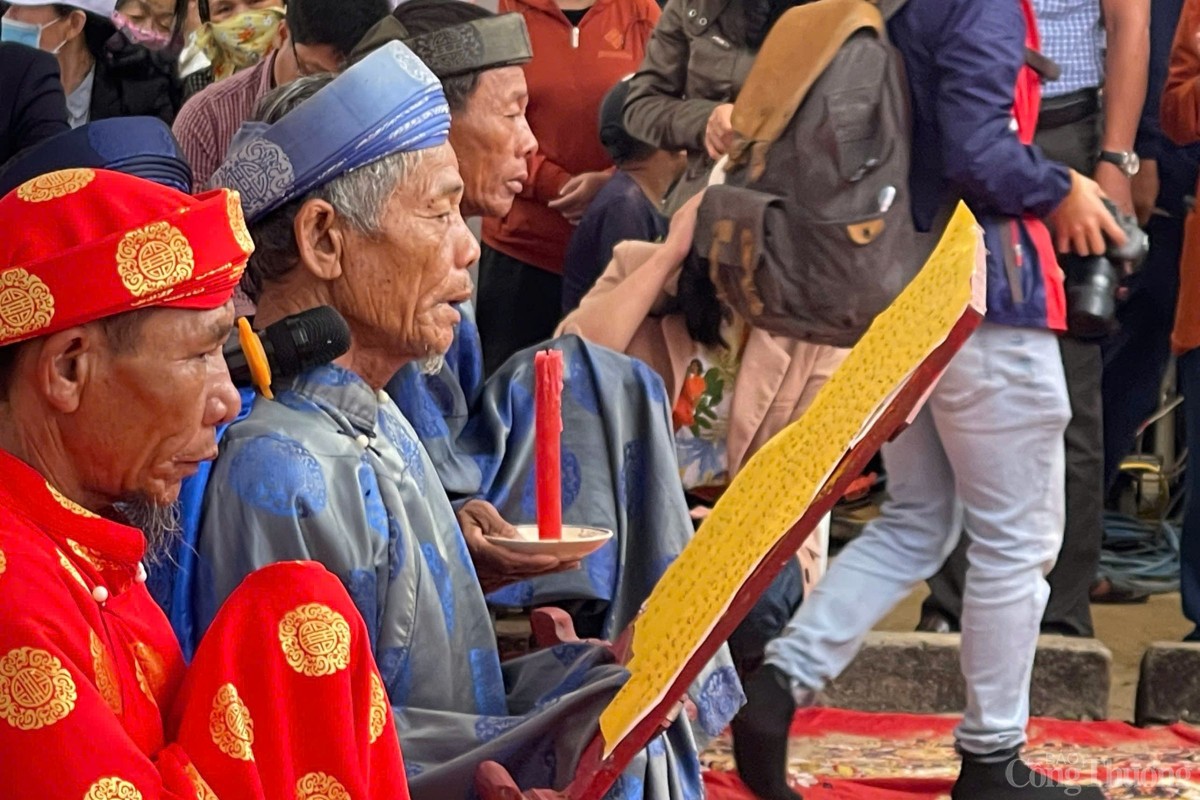 Lễ khao lề thế lính Hoàng Sa là hoạt động truyền thống, thiêng liêng của người dân Lý Sơn với nhiều nghi thức như lễ yết, lễ cung nghinh, lễ chánh tế, lễ thả thuyền,...
