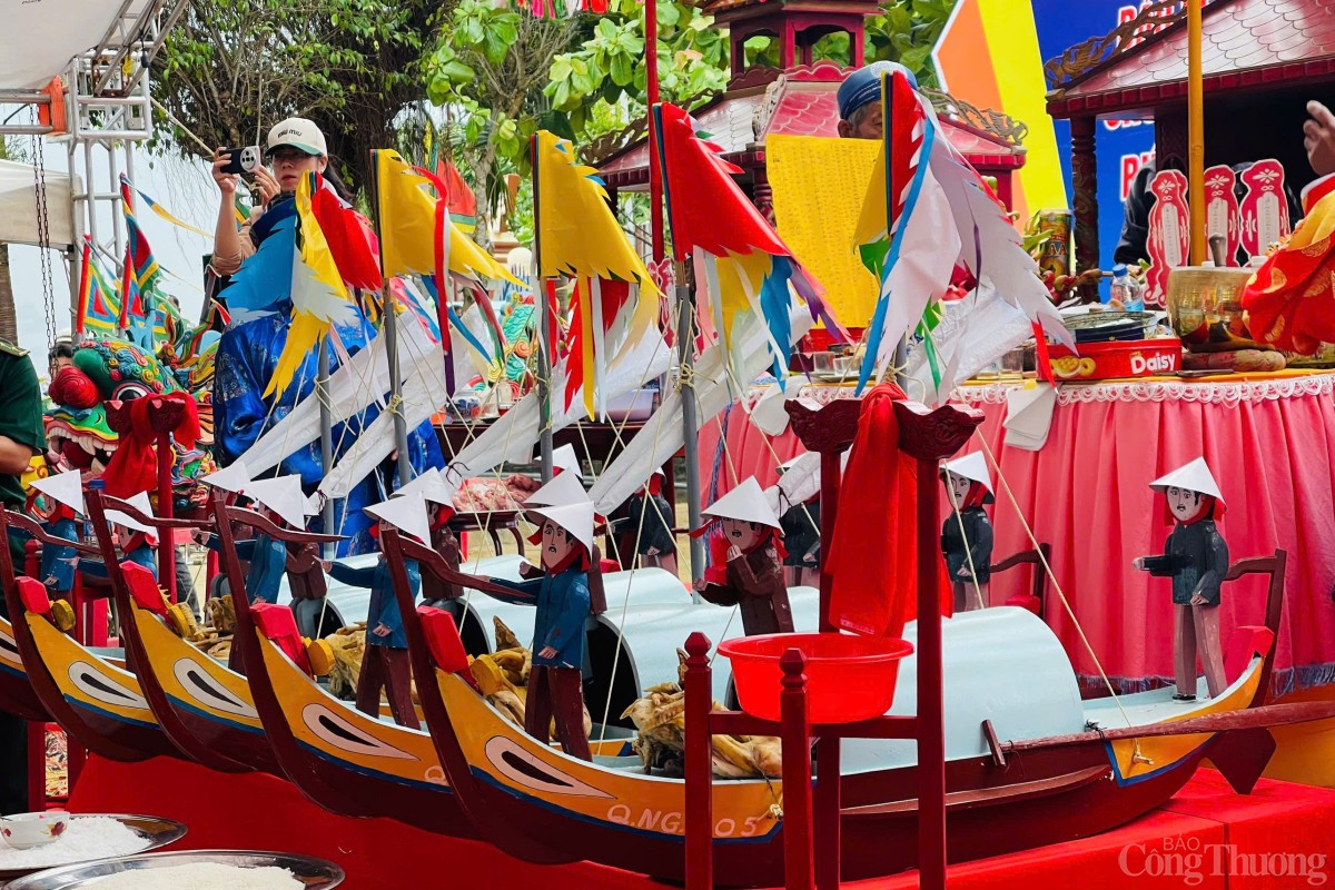 Những chiếc thuyền câu nhỏ và bài vị của các binh phu đã bỏ mình nơi dặm dài biển cả là lễ vật không thể thiếu trong Lễ khao lề thế lính Hoàng Sa