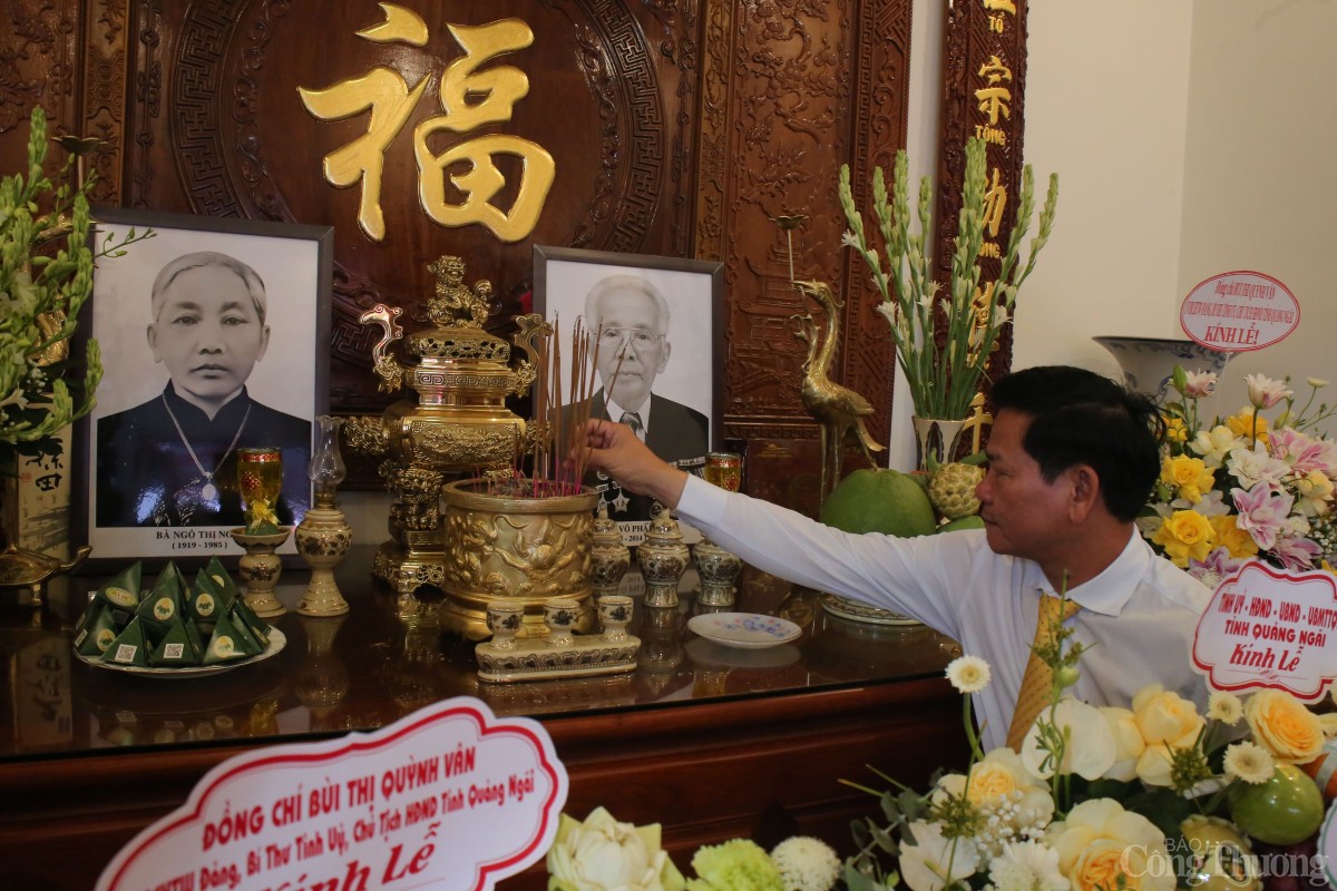 Lễ kỷ niệm là dịp để Đảng bộ cùng nhau ôn lại những công lao, cống hiến to lớn của đồng chí đối với sự nghiệp cách mạng của Đảng và của dân tộc Lễ kỷ niệm là dịp để Đảng bộ cùng nhau ôn lại những công lao, cống hiến to lớn của đồng chí đối với sự nghiệp cách mạng của Đảng và của dân tộc