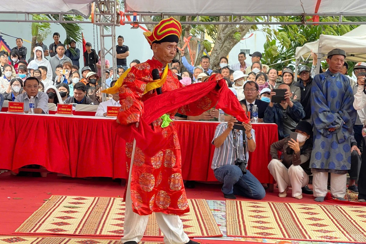 Sau lễ chánh tế, thầy pháp thực hiện nghi thức thế lính an vị các vong linh chiến sĩ Hoàng Sa trước khi thả thuyền ra biển khơi