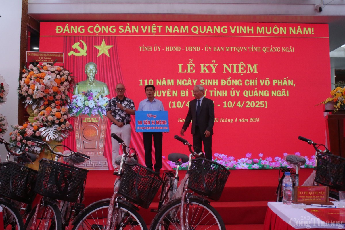 Gia đình đồng chí Võ Phấn và cùng doanh nghiệp hỗ trợ 100 tấn xi măng cho thị trấn Tịnh Hà xây dựng giao thông nông thôn Gia đình đồng chí Võ Phấn và cùng doanh nghiệp hỗ trợ 100 tấn xi măng cho thị trấn Tịnh Hà xây dựng giao thông nông thôn