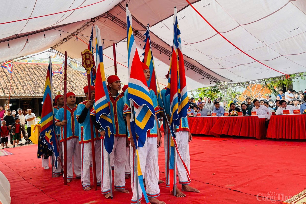 Tiếng ốc u vang vọng hiệu lệnh cho những trai tráng làm lễ rước thuyền và hình nhân thế mạng hướng ra biển theo con đường mà các bậc tiền nhân