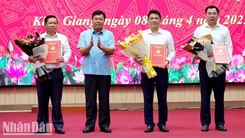 Ủy viên Trung ương Đảng, Bí thư Tỉnh ủy Kiên Giang Nguyễn Tiến Hải (thứ hai, từ trái qua) trao các quyết định của Ban Bí thư về công tác cán bộ. Ảnh: Nhân dân