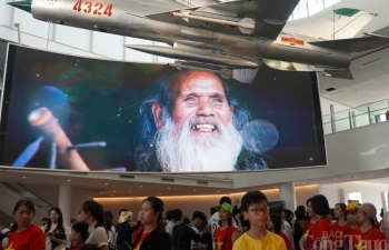 Hàng dài người mua vé thăm Bảo tàng Lịch sử Quân sự Việt Nam