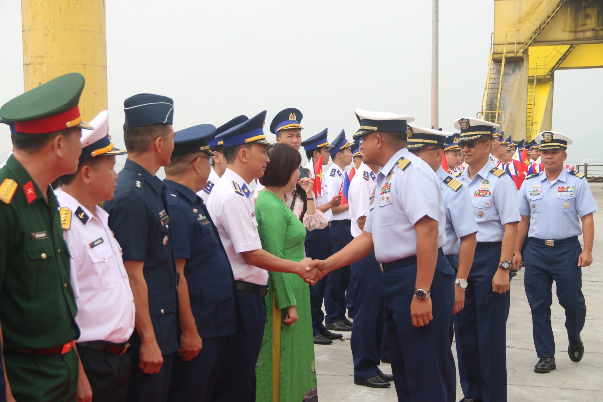 Đoàn sĩ quan Lực lượng Bảo vệ bờ biển Philippines bắt tay chào xã giao các lực lượng Việt Nam tại cảng Tiên Sa, Đà Nẵng Đoàn sĩ quan Lực lượng Bảo vệ bờ biển Philippines bắt tay chào xã giao các lực lượng Việt Nam tại cảng Tiên Sa, Đà Nẵng