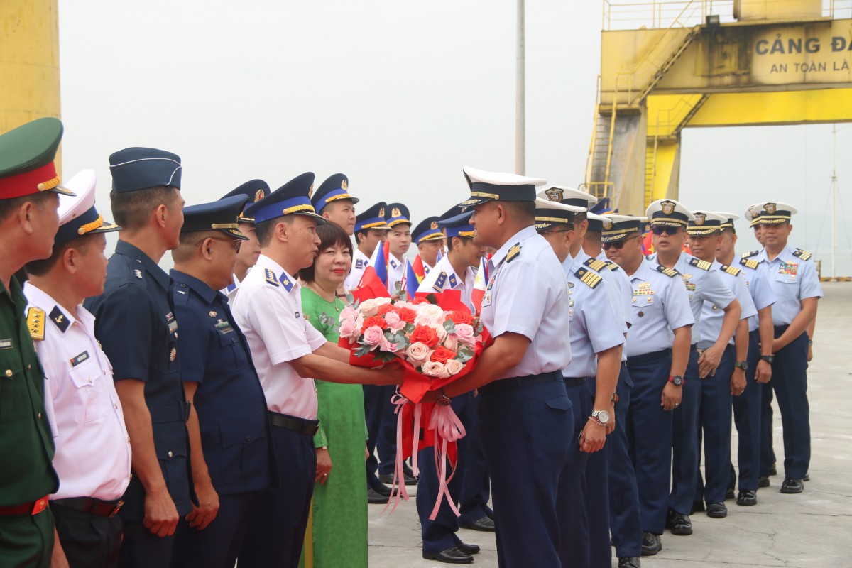 Đại diện lực lượng Cảnh sát biển Việt Nam tặng hoa chào mừng đoàn sĩ quan Lực lượng Bảo vệ bờ biển Philippines tại cảng Tiên Sa, Đà Nẵng Đại diện lực lượng Cảnh sát biển Việt Nam tặng hoa chào mừng đoàn sĩ quan Lực lượng Bảo vệ bờ biển Philippines tại cảng Tiên Sa, Đà Nẵng
