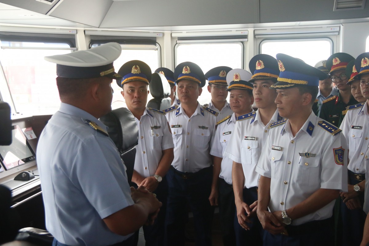 Sĩ quan Lực lượng Bảo vệ bờ biển Philippines giới thiệu về buồng lái tàu BRP Melchora Aquino (MRRV-9702) cho đoàn cán bộ Cảnh sát biển Việt Nam Sĩ quan Lực lượng Bảo vệ bờ biển Philippines giới thiệu về buồng lái tàu BRP Melchora Aquino (MRRV-9702) cho đoàn cán bộ Cảnh sát biển Việt Nam