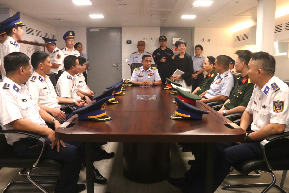 Đoàn cán bộ Cảnh sát biển Việt Nam làm việc với sĩ quan chỉ huy tàu BRP Melchora Aquino Đoàn cán bộ Cảnh sát biển Việt Nam làm việc với sĩ quan chỉ huy tàu BRP Melchora Aquino