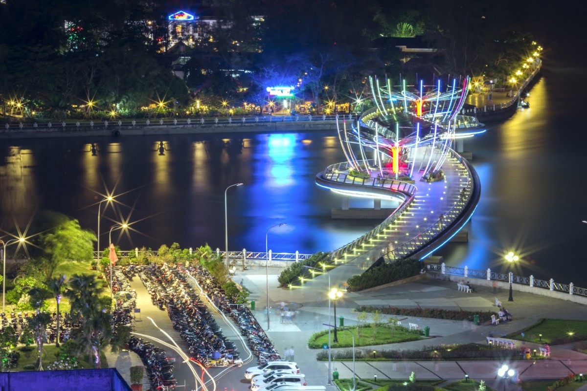 Bến Ninh Kiều về đêm khoác lên mình vẻ đẹp lung linh và rực rỡ của ánh đèn. Bến Ninh Kiều về đêm khoác lên mình vẻ đẹp lung linh và rực rỡ của ánh đèn.