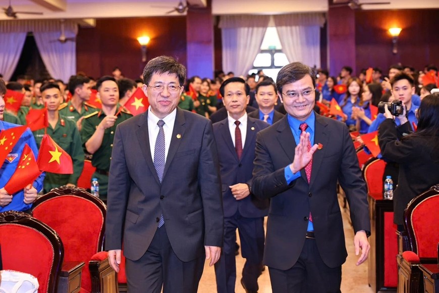 Bí thư thứ nhất Trung ương Đoàn Thanh niên Cộng sản Hồ Chí Minh Bùi Quang Huy và Bí thư thứ nhất Ban Bí thư Trung ương Đoàn Thanh niên Cộng sản Trung Quốc A Đông cùng các đại biểu tại buổi lễ. Bí thư thứ nhất Trung ương Đoàn Thanh niên Cộng sản Hồ Chí Minh Bùi Quang Huy và Bí thư thứ nhất Ban Bí thư Trung ương Đoàn Thanh niên Cộng sản Trung Quốc A Đông cùng các đại biểu tại buổi lễ.