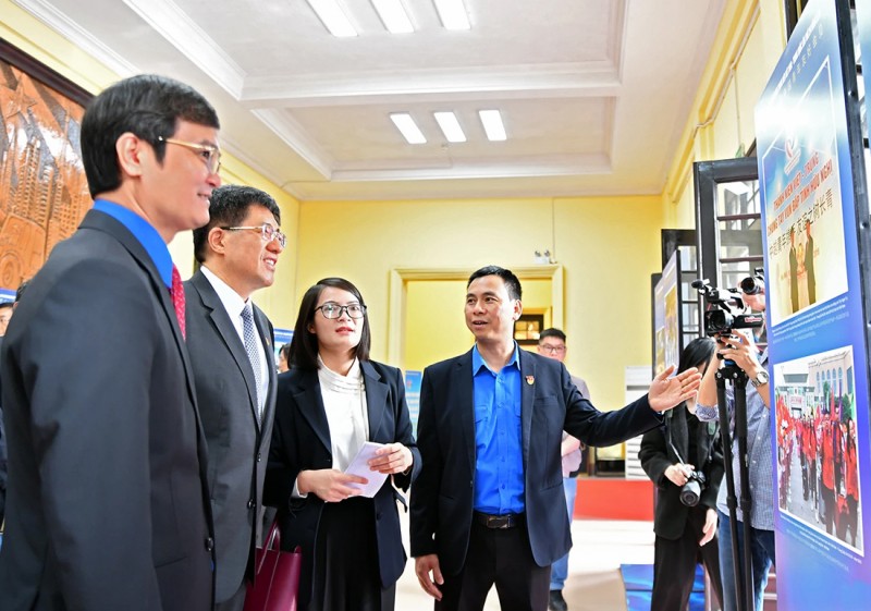 Các đại biểu tham quan triển lãm ảnh về các hoạt động giao lưu, hợp tác giữa Trung ương Đoàn và thanh thiếu nhi 2 nước. Các đại biểu tham quan triển lãm ảnh về các hoạt động giao lưu, hợp tác giữa Trung ương Đoàn và thanh thiếu nhi 2 nước.