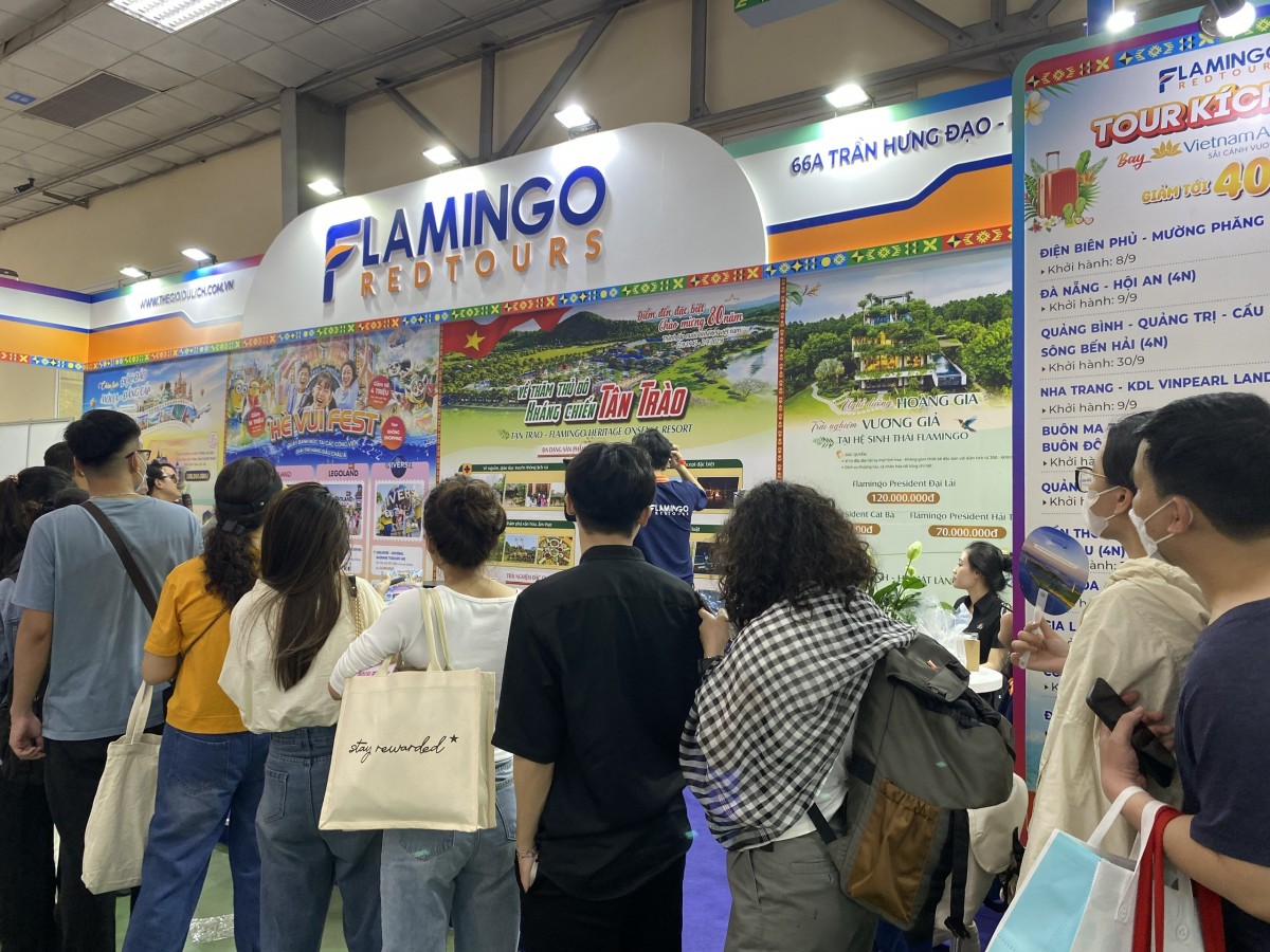 Khách du lịch săn tour về nguồn. Ảnh: Hoa Quỳnh Khách du lịch săn tour về nguồn. Ảnh: Hoa Quỳnh