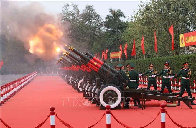 Nghi thức bắn 21 loạt đại bác chào mừng Tổng Bí thư, Chủ tịch nước Trung Quốc Tập Cận Bình thăm cấp Nhà nước tới Việt Nam. Ảnh: An Đăng/TTXVN