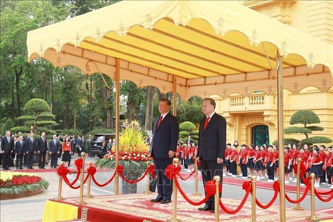 Tổng Bí thư Tô Lâm và Tổng Bí thư, Chủ tịch nước Trung Quốc Tập Cận Bình trên bục danh dự, nghe quân nhạc cử Quốc thiều hai nước. Ảnh: Thống Nhất/TTXVN Tổng Bí thư Tô Lâm và Tổng Bí thư, Chủ tịch nước Trung Quốc Tập Cận Bình trên bục danh dự, nghe quân nhạc cử Quốc thiều hai nước. Ảnh: Thống Nhất/TTXVN